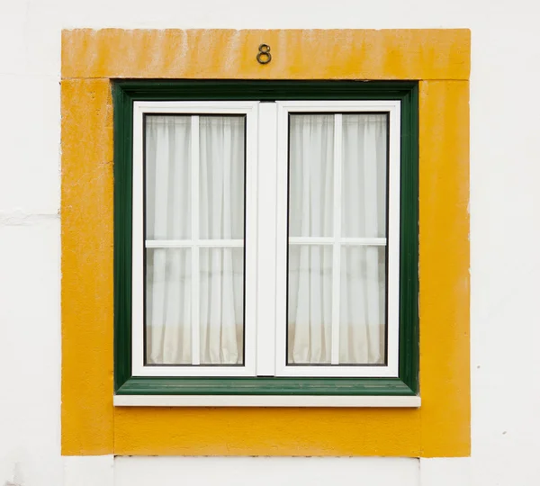 Gröna och gula fönster — Stockfoto