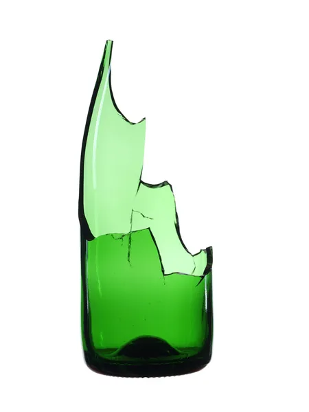 Разбитая бутылка зеленого цвета на белом фоне — стоковое фото