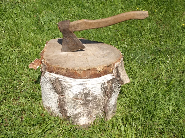 Gesneden log vuur hout en oude bijl. — Stockfoto