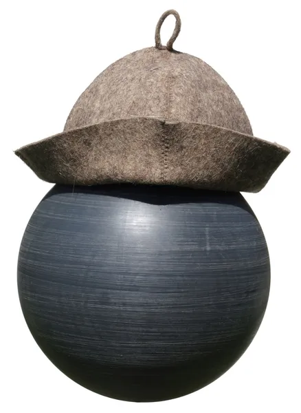 Chapeau feutre sur une boule en plastique noire isolée sur fond blanc . — Photo