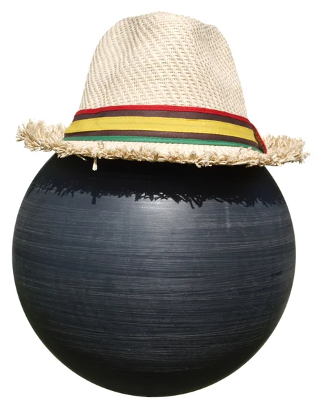 Sombrero sobre una bola de plástico negro aislado sobre fondo blanco — Foto de Stock