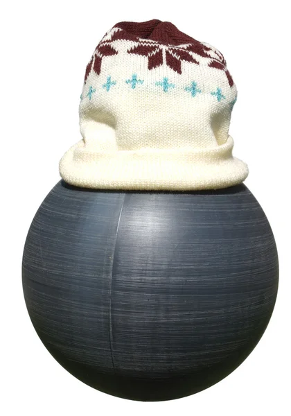 Мбаппе спортивная шапка на пластиковом мяче черного цвета на белом фоне — стоковое фото
