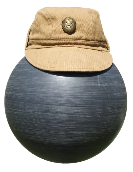 Casquette militaire kaki sur la boule plastique noire isolée sur blanc b — Photo