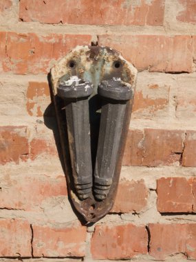 Flagstaff için iki bayrak, çok eski, paslı ve lekeli boya bir 