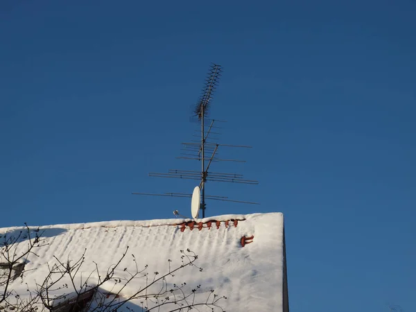 Techo Está Cubierto Nieve Con Varias Antenas Contra Cielo Azul —  Fotos de Stock