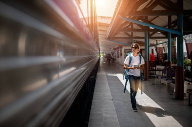 Gezgin yazın yolculuk için tren istasyonunda bekler. Seyahat kavramı.