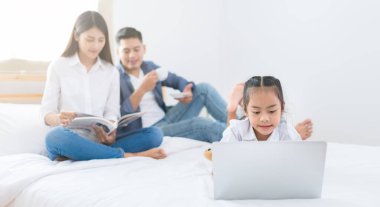 mutlu aile anne, baba, çocuk kızı oyun dizüstü bilgisayar vasıl ev