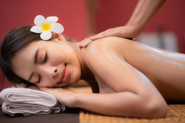 Jovem Bela Mulher Relaxante Massagem Uma Massagem Que Pode Ajudar — Fotografia de Stock