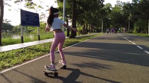 Giovane Ragazza Asiatica Equitazione Surf Skate Board — Video Stock