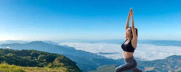 Jonge Vrouw Die Yoga Beoefent Natuur Vrouwelijk Geluk Landschapsachtergrond — Stockfoto