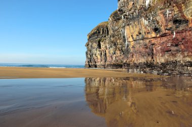 buz sarkıtları ve yansıma ile uçurumun yüz