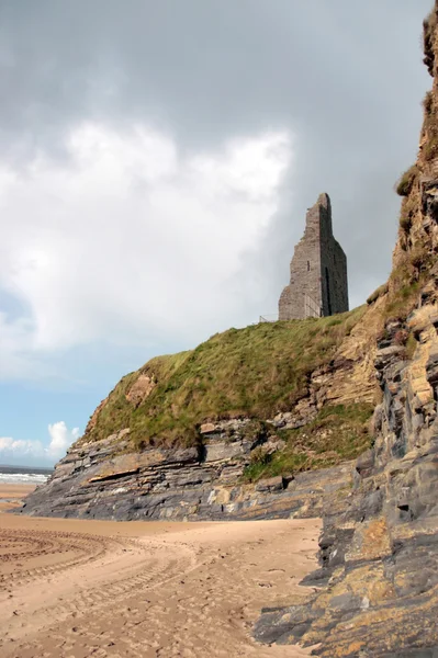 Ruines du château au-dessus des falaises — Photo