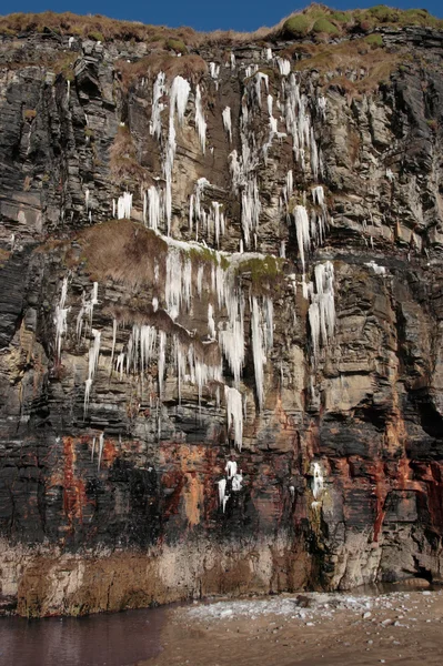 Cascada de derretimiento de carámbanos en un acantilado —  Fotos de Stock