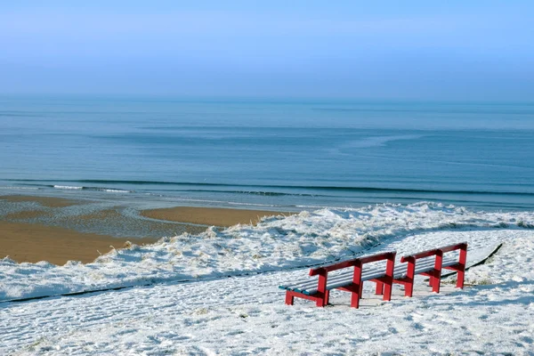 Atlantic winter view and red benches — Stock Photo, Image