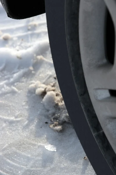 汽车轮胎在湿滑的雪上 — 图库照片