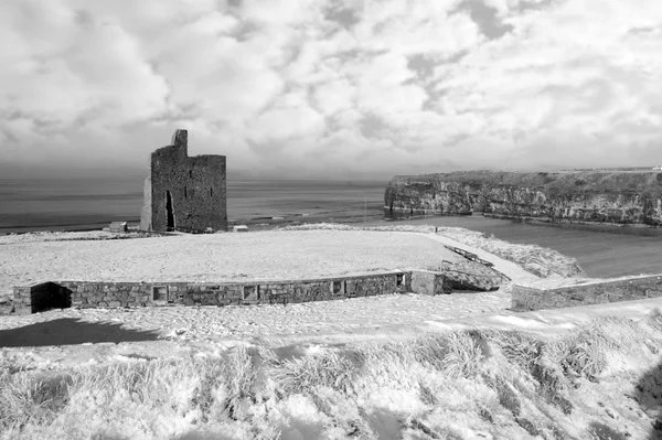 Kerstmis seizoen uitzicht op kasteel Ballybunion wordt geplaatst en strand in wit s — Stockfoto