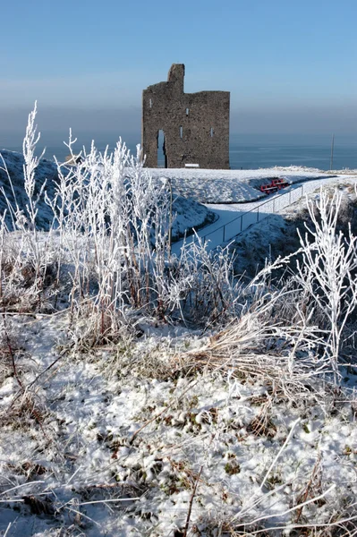 Christmasy uitzicht ballybunion kasteel ruïne en zee — Stockfoto