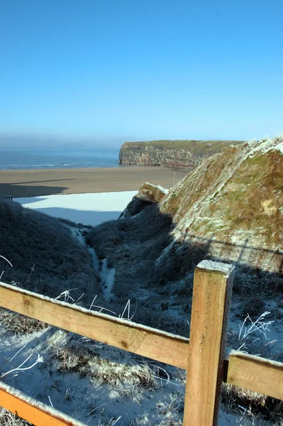 Fenced view of ballybunion beach and cliffs — Stock Photo, Image