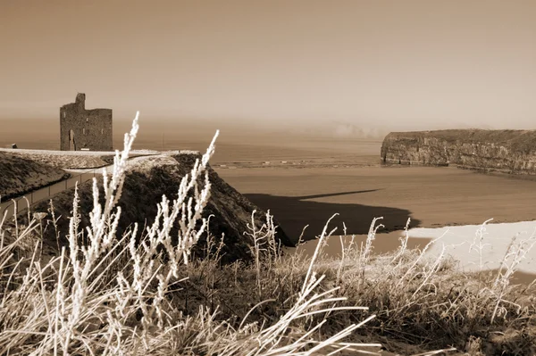 Seizoensgebonden sepia weergave voor Ballybunion wordt geplaatst castle in sneeuw — Stockfoto