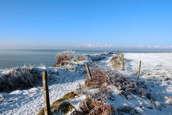 Säsongsbetonade snöiga frost omfattas hala cliff promenad — Stockfoto