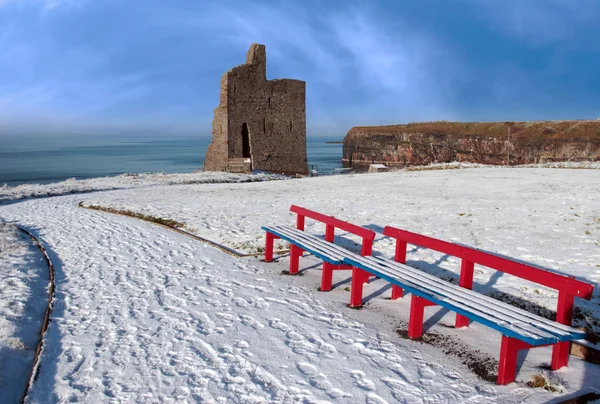 Zimní pohled ballybunion hrad a červené lavičky — Stock fotografie