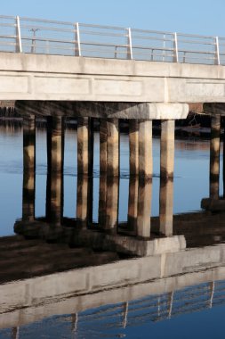 İrlandalı yol yansıyan soğuk Nehri Köprüsü
