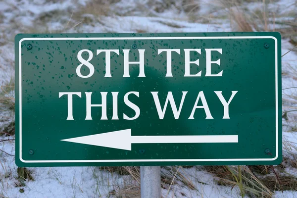 8th tee this way sign on a links golf course — Stock Photo, Image