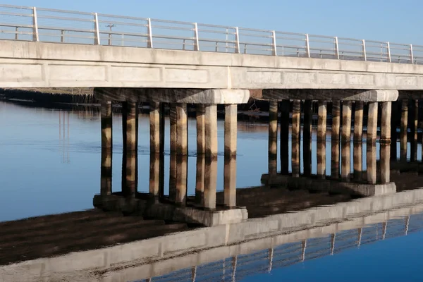 Pont routier sur rivière froide réfléchi — Photo