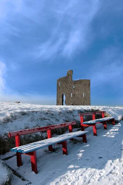 Percorso invernale verso il castello di ballybunion e le panchine rosse — Foto Stock