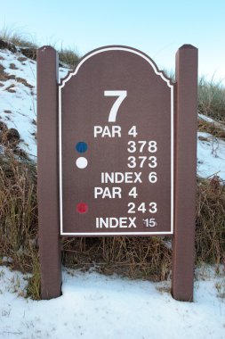 Yedinci tee işaret üstünde kar kapalı Golf Sahası golf sahası