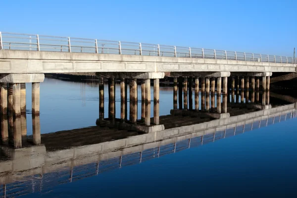 Ponte rodoviária de Cashen sobre o rio azul frio refletido — Fotografia de Stock