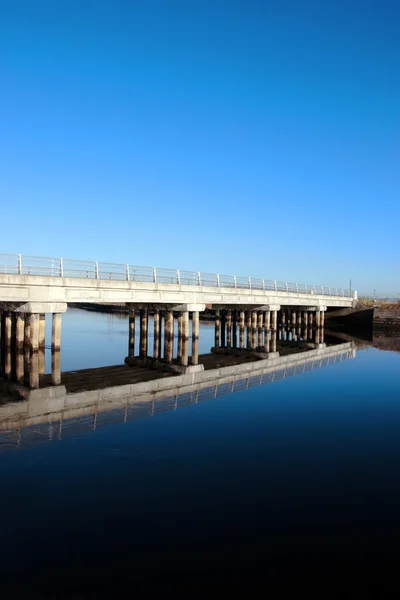 Cash közúti híd hideg folyó tükrözi — Stock Fotó
