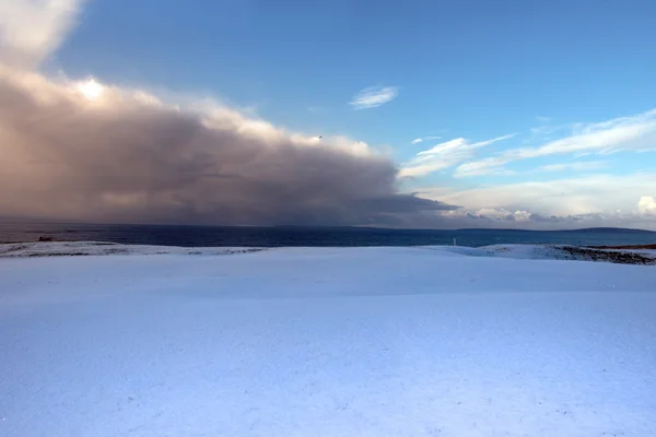 Schneebedeckter Golfplatz an der Küste im Sturm — Stockfoto
