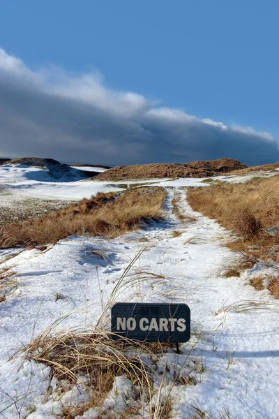 No carts sign on a snow covered links golf course — Stock Photo, Image