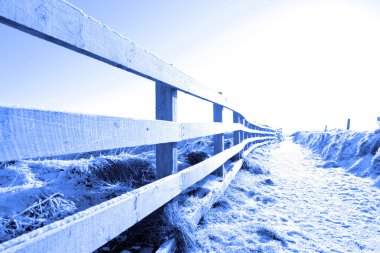 cliff çitlerle çevrili yürüyüş soğuk karla kaplı yolda