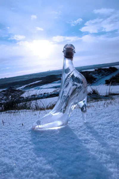 Kristall glas höga klackar på blå snöiga golfbana — Stockfoto
