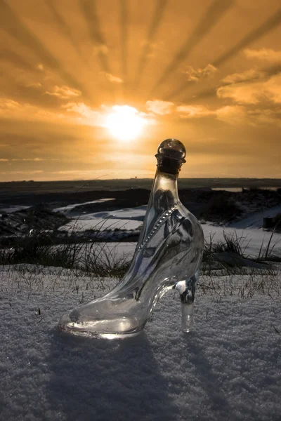 Kristály üveg magas sarkú a naplemente havas golf course — Stock Fotó