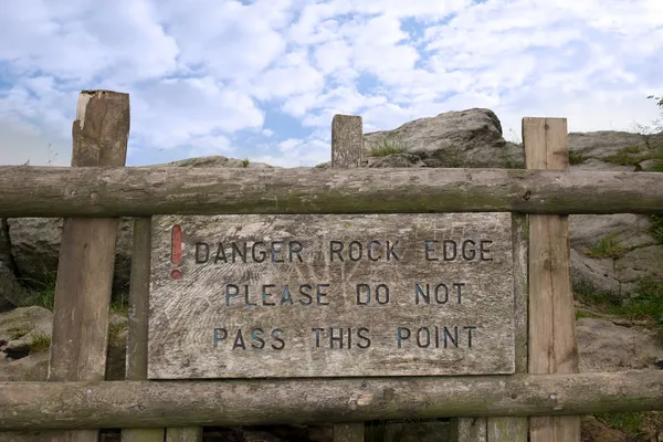 Peligro borde de roca por favor no pase este signo de punto — Foto de Stock