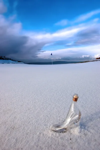 Glass slipper on snow covered golf fairway — Stock Photo, Image