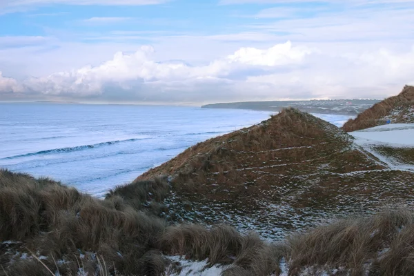 Océano Atlántico junto a un campo de golf cubierto de nieve enlaces —  Fotos de Stock