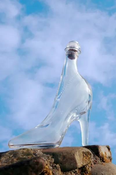 Chaussure à talons hauts en verre sur surface rocheuse — Photo