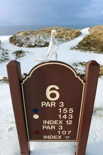 Number 6 hole marker sign with glass slipper — Stock Photo, Image