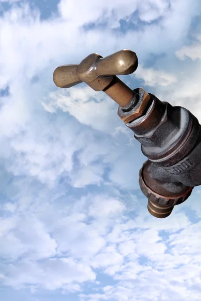Mavi bulutlu gökyüzü karşı açık su musluk — Stok fotoğraf