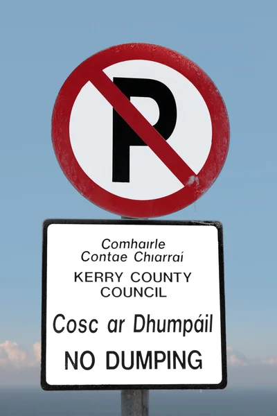 Zákaz parkování a dumping znamení na okraji útesu — Stock fotografie