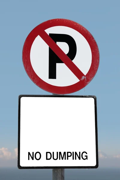 No parking sign on a cliff edge with clipping path — Stock Photo, Image