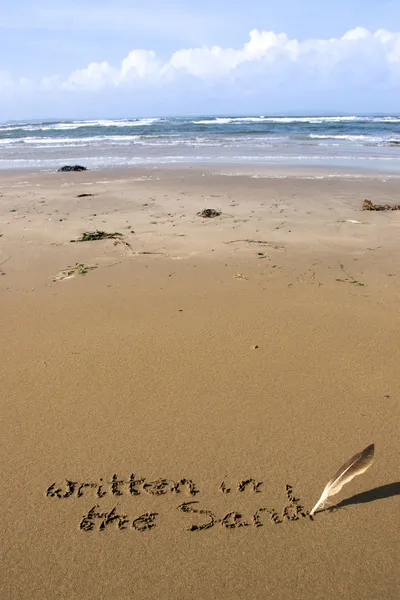 Het geschreven in het zand op een strand — Stockfoto