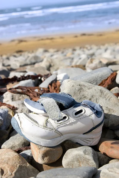 Één aangespoeld schoen — Stockfoto