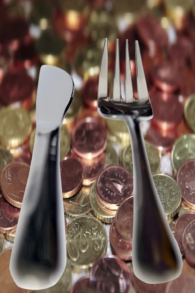 Comer fuera cuchillo y tenedor aislado en dinero — Foto de Stock