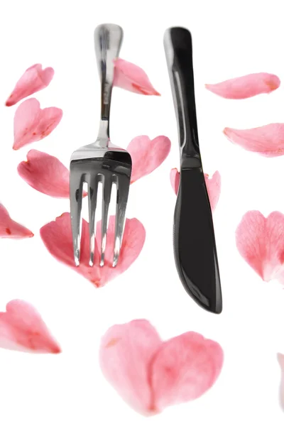 Ezüst kést és a villát with rózsaszirom beállítása — Stock Fotó
