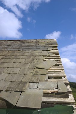 kırık slates hasarlı çatı
